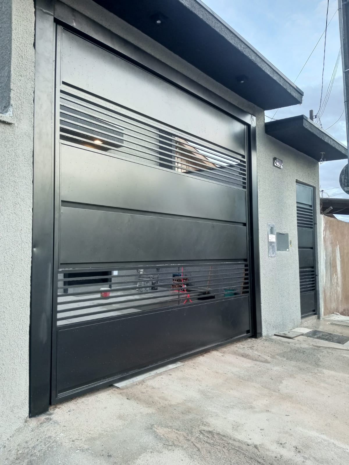 Portão metálico de alto padrão executado pela Renovo Serralheria